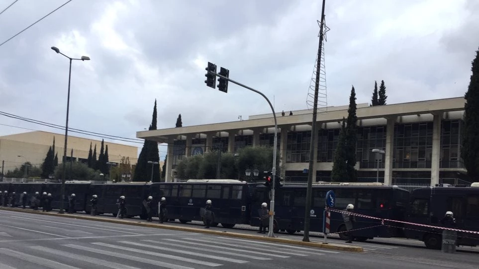 Φρούριο! Κλούβες των ΜΑΤ έχουν περικυκλώσει την αμερικανική πρεσβεία (εικόνες)